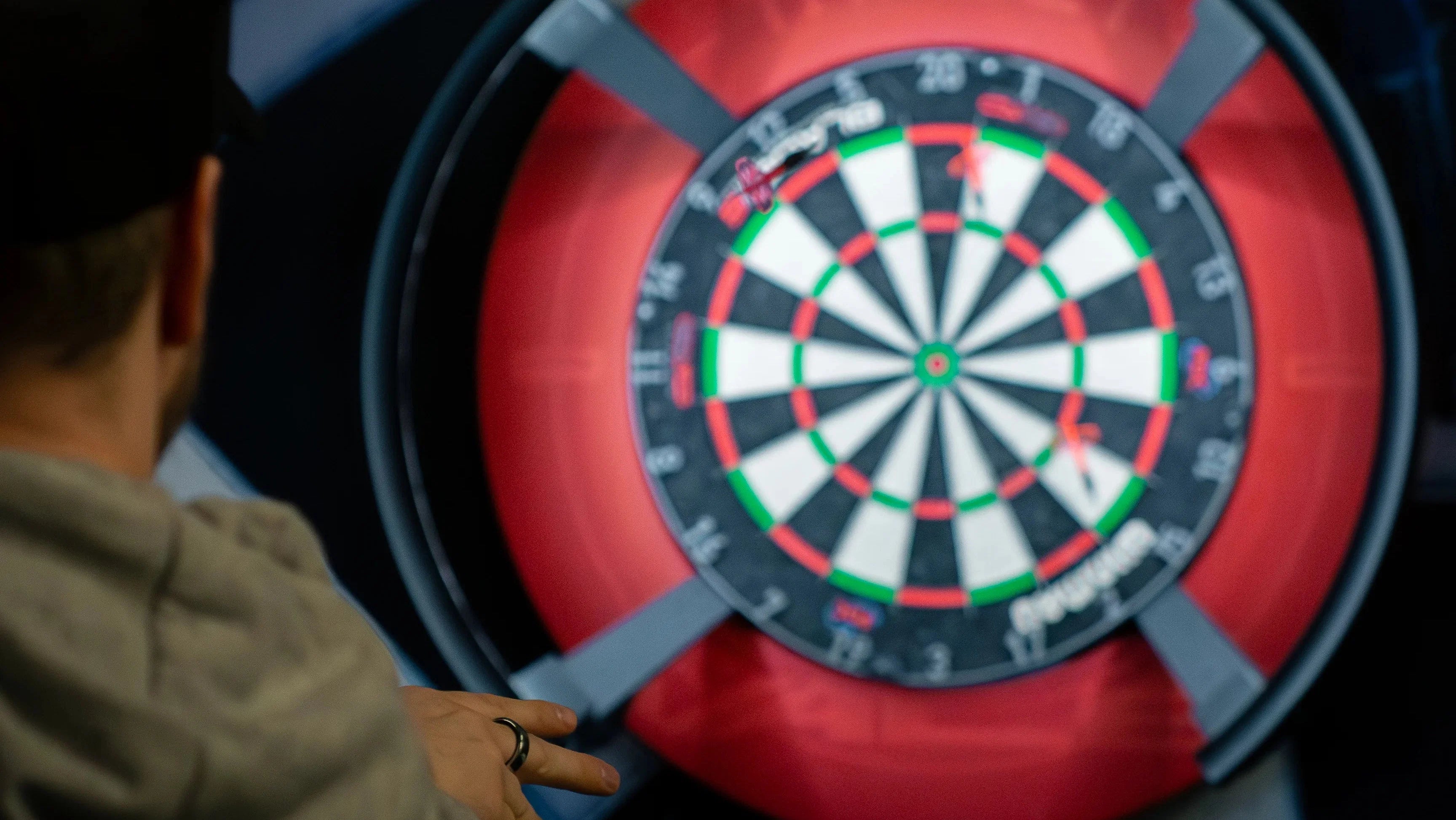 Kuinka kaukana dartsaulusta heitetään?